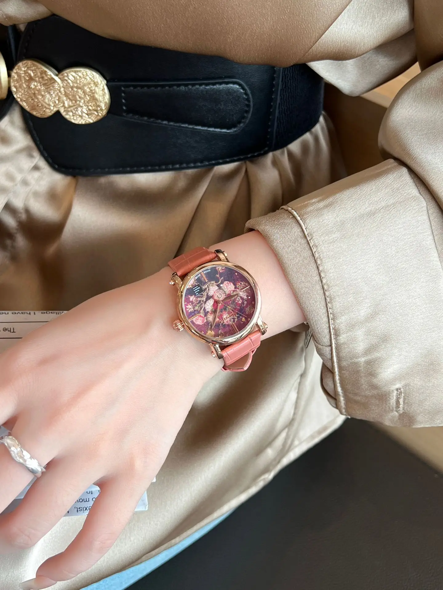 Women's Artistic Waterproof Quartz Watch with Cowhide Strap — feature 2