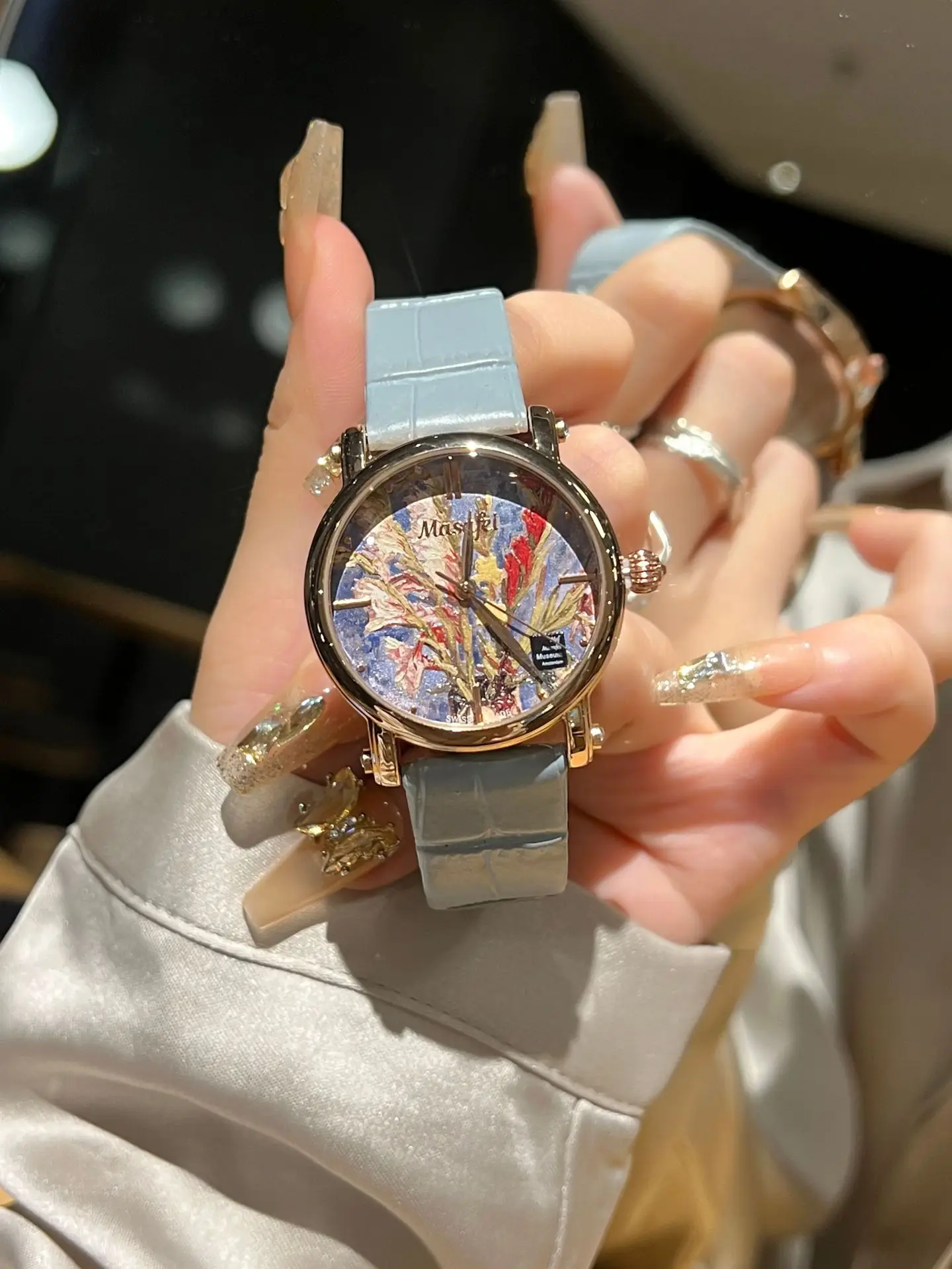 Women's Artistic Waterproof Quartz Watch with Cowhide Strap — feature 3