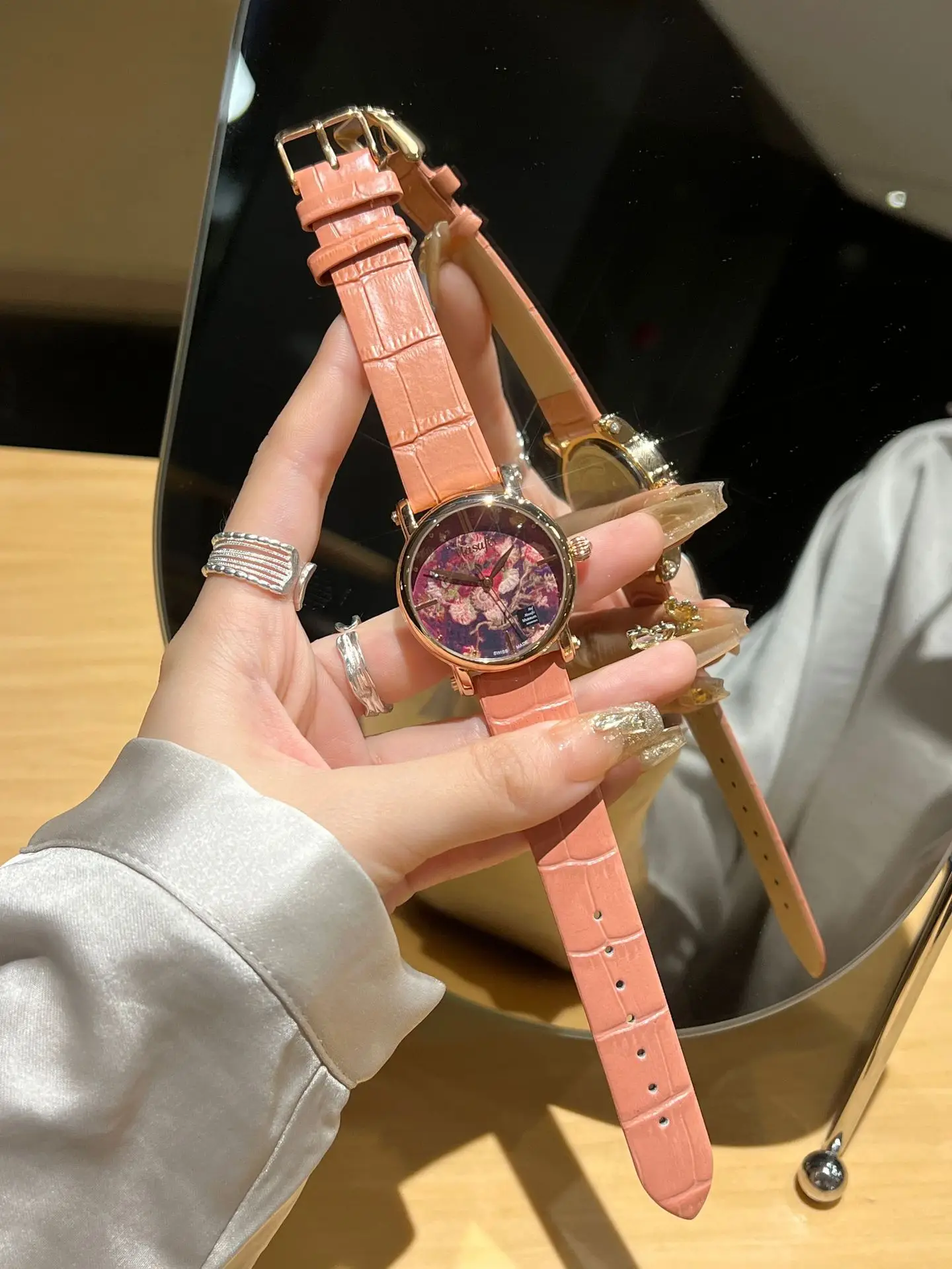 Women's Artistic Waterproof Quartz Watch with Cowhide Strap — feature 4