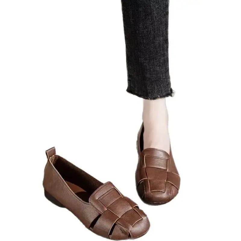 Soft Leather Hollow Hole Sandals Women's 2025 Spring and Summer New Flat Bottom Baotou Non-slip Soft Bottom Breathable Shoes for Mother - Image 5