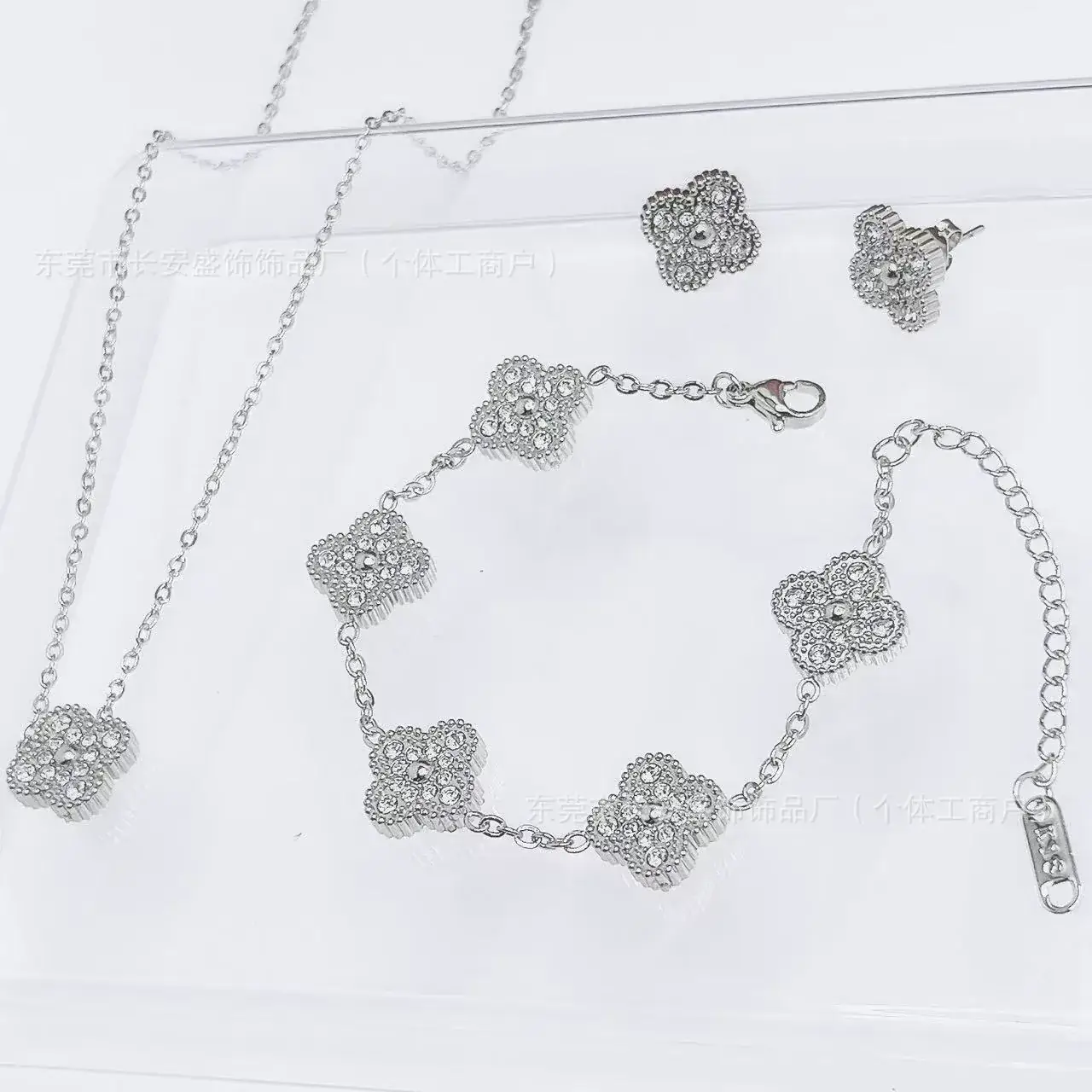 Laser Gold Four Leaf Clover Clavicle Bracelet for Women — feature 1