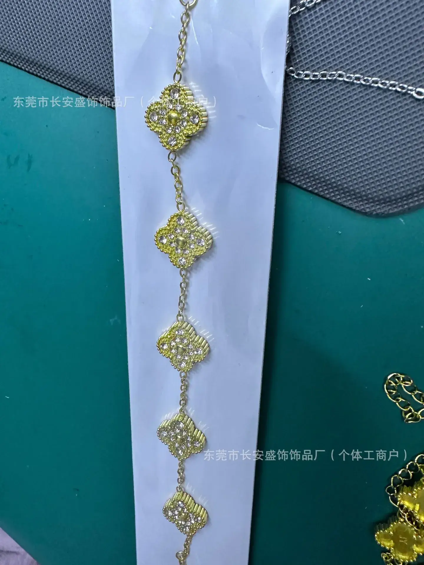 Laser Gold Four Leaf Clover Clavicle Bracelet for Women — feature 6