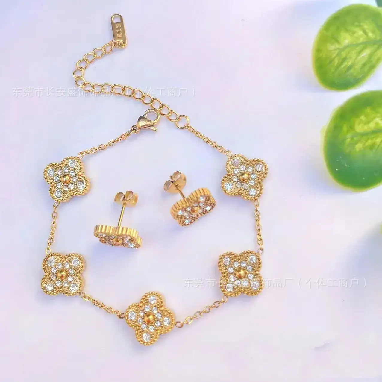 Laser Gold Four Leaf Clover Clavicle Bracelet for Women — feature 8