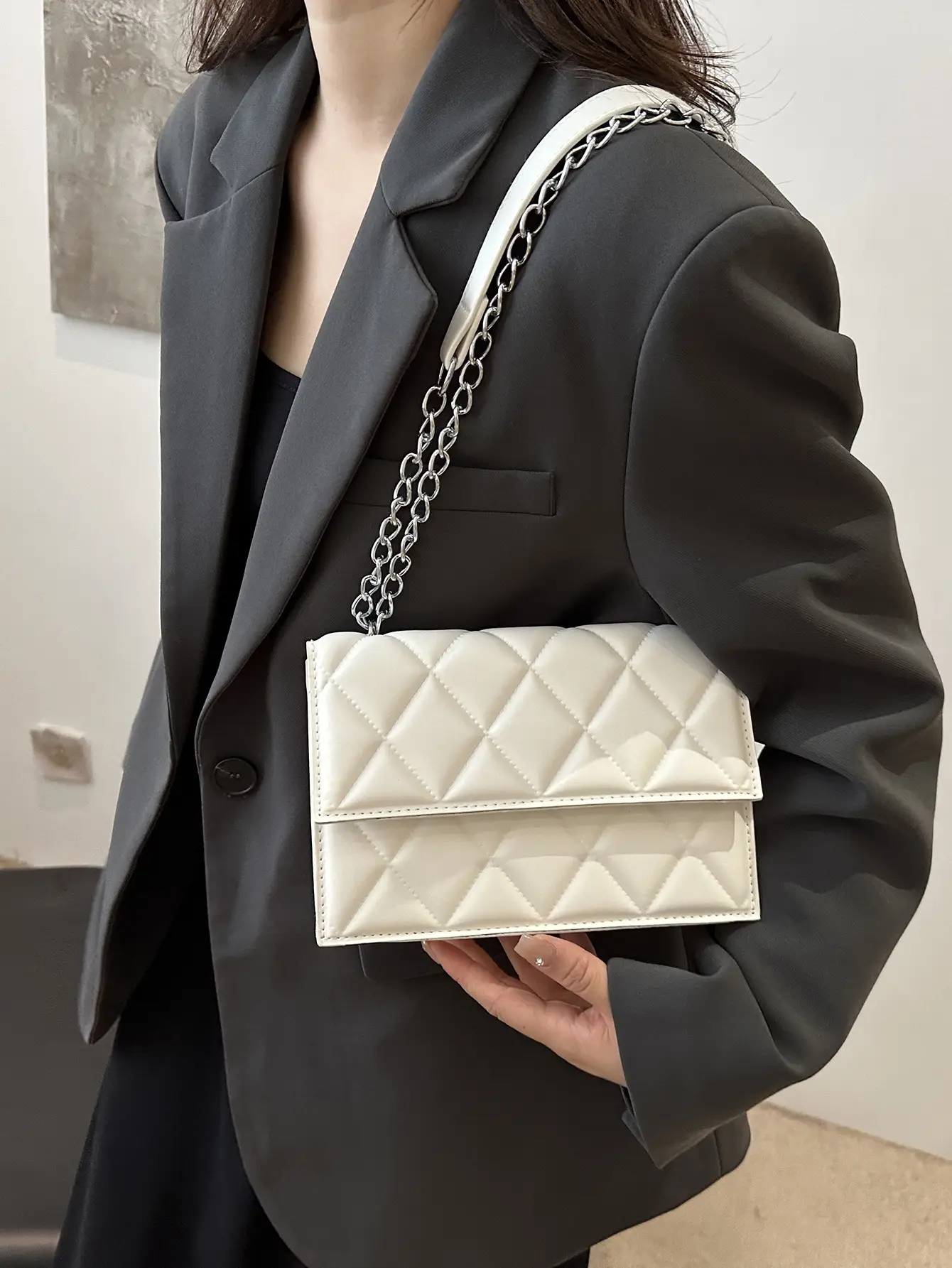 Black Rhombic Chain Crossbody Bag for Women - Image 9