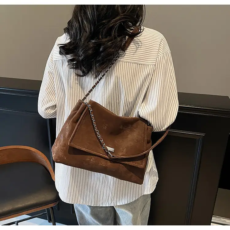 Brown Velvet Chain Shoulder Bag for Women 2025 — feature 12