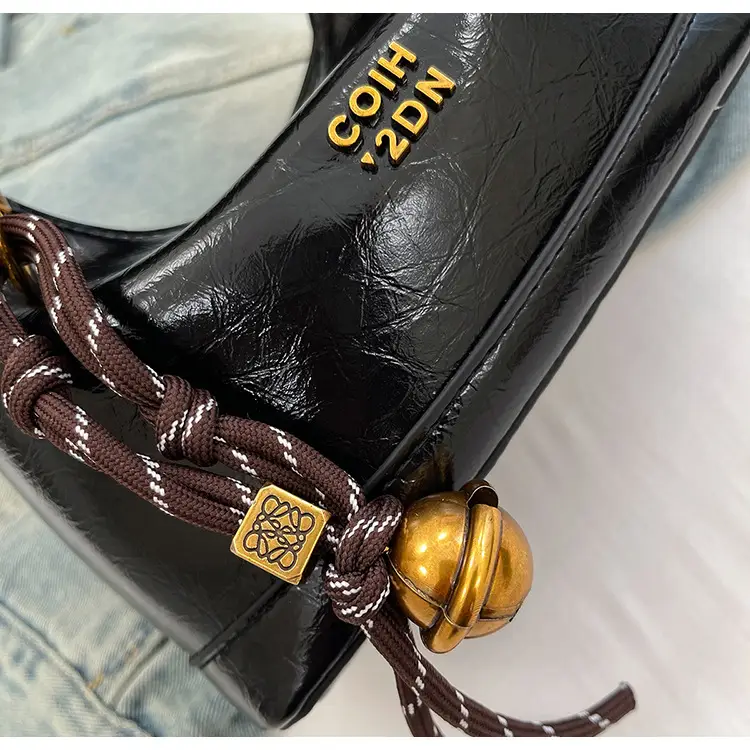 Women's Retro Leather Shoulder Bag 2025 Spring — feature 19