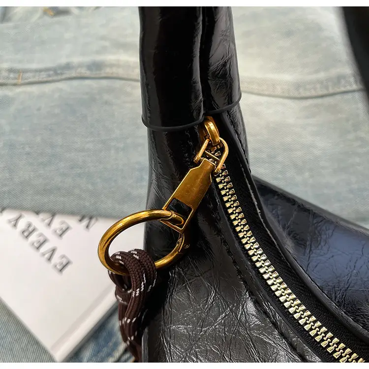 Women's Retro Leather Shoulder Bag 2025 Spring — feature 21