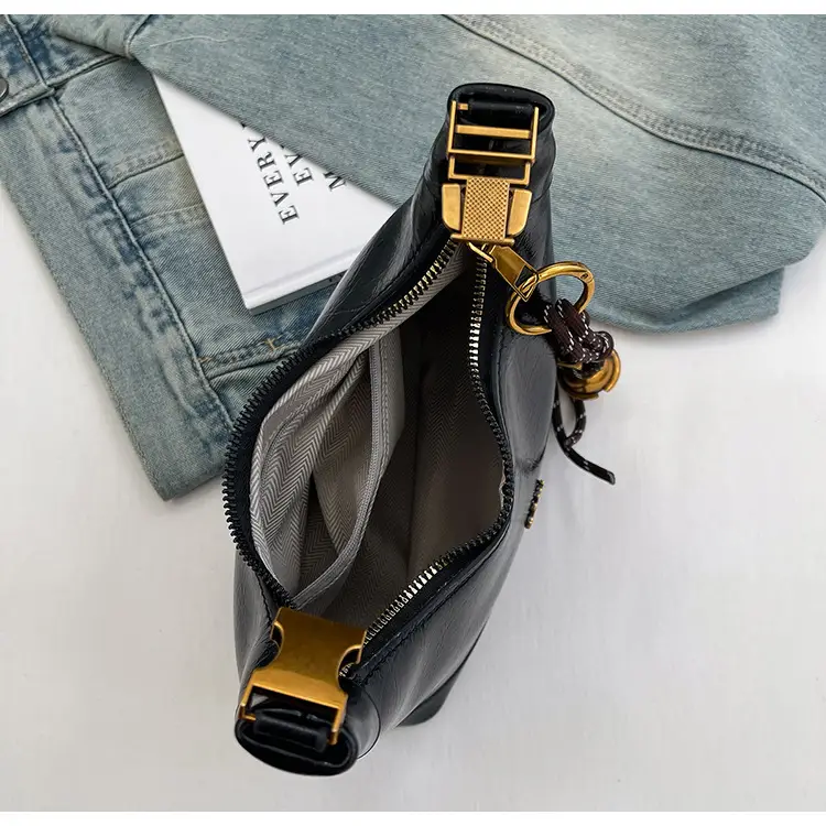 Women's Retro Leather Shoulder Bag 2025 Spring — feature 22