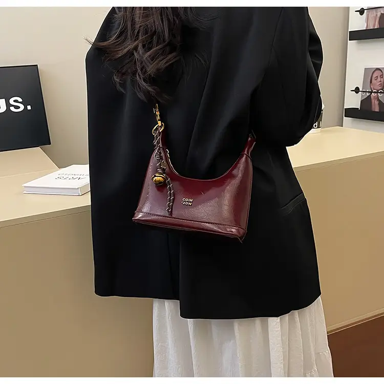 Women's Retro Leather Shoulder Bag 2025 Spring — feature 26