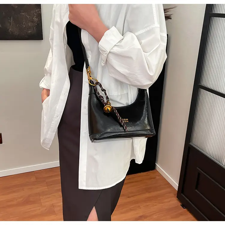 Women's Retro Leather Shoulder Bag 2025 Spring — feature 28