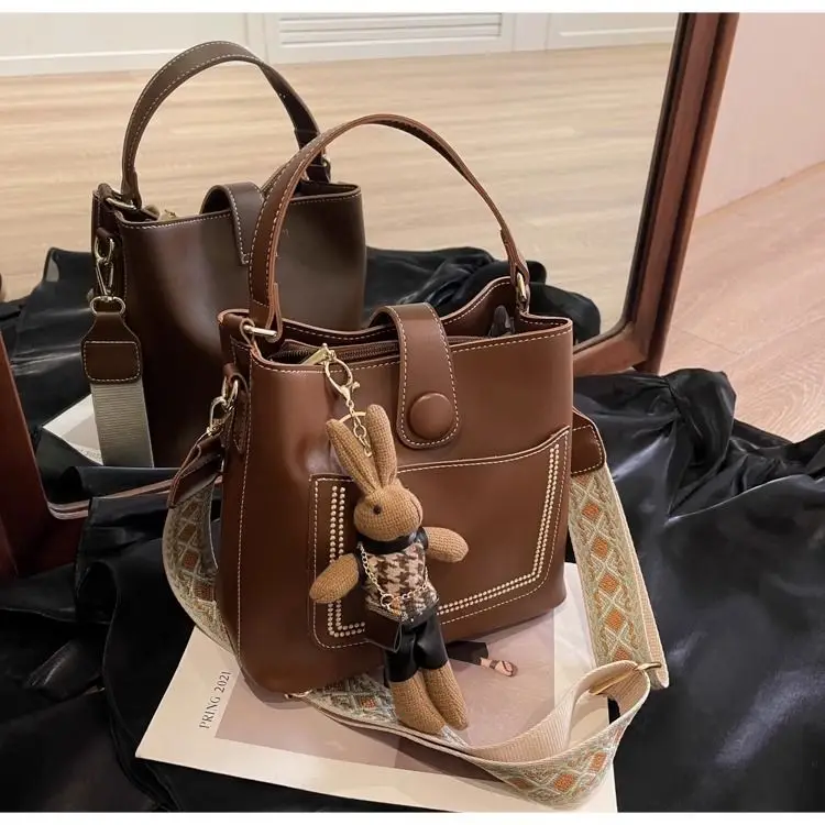 Women's Brown Leather Shoulder Bag with Crossbody Strap — feature 15