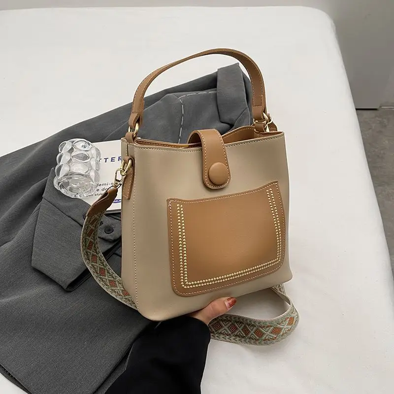 Women's Brown Leather Shoulder Bag with Crossbody Strap - Image 3