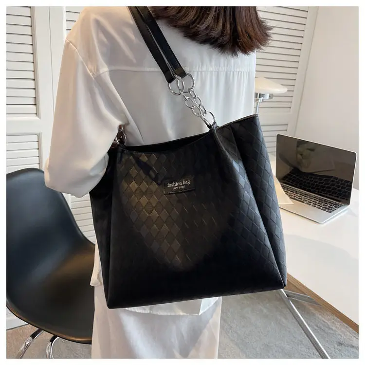 Large Capacity Women's Quilted Shoulder Bag 2026 — feature 11