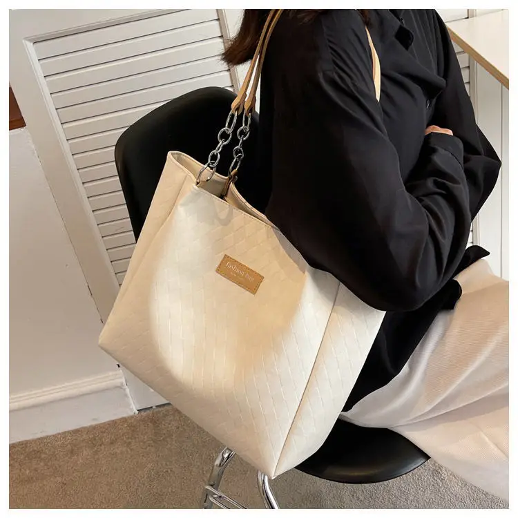 Large Capacity Women's Quilted Shoulder Bag 2026 — feature 12