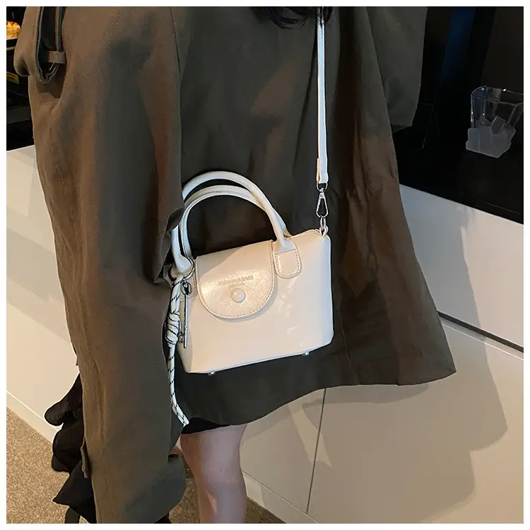Women's Vintage Brown Crossbody Handbag with Chain Strap — feature 26