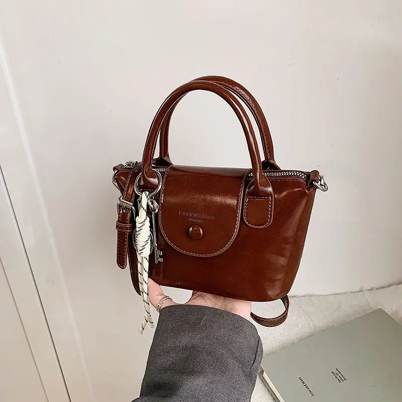 Women's Vintage Brown Crossbody Handbag with Chain Strap - Image 2