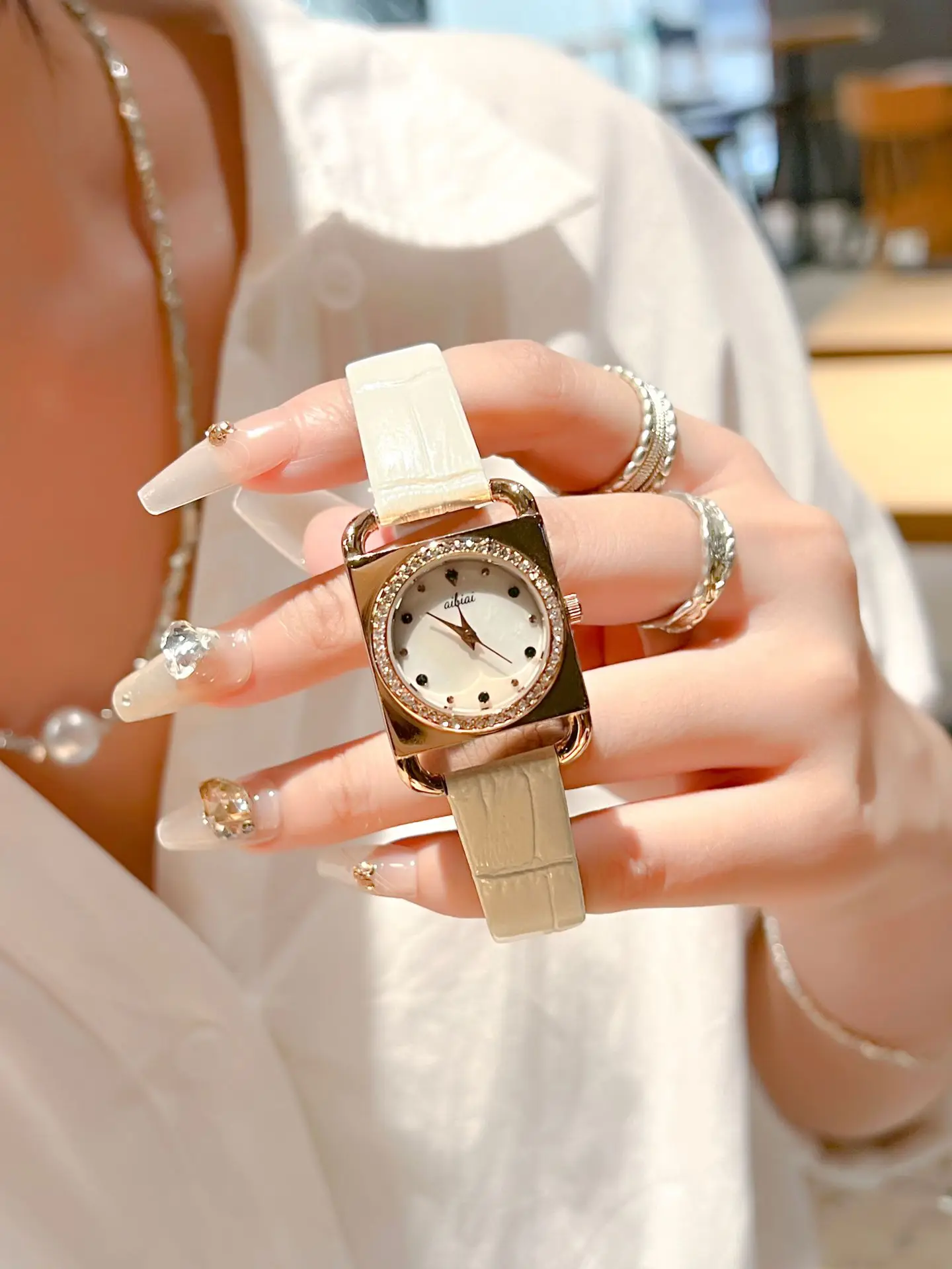 Luxury Green Leather Watch for Women Square Design — feature 3