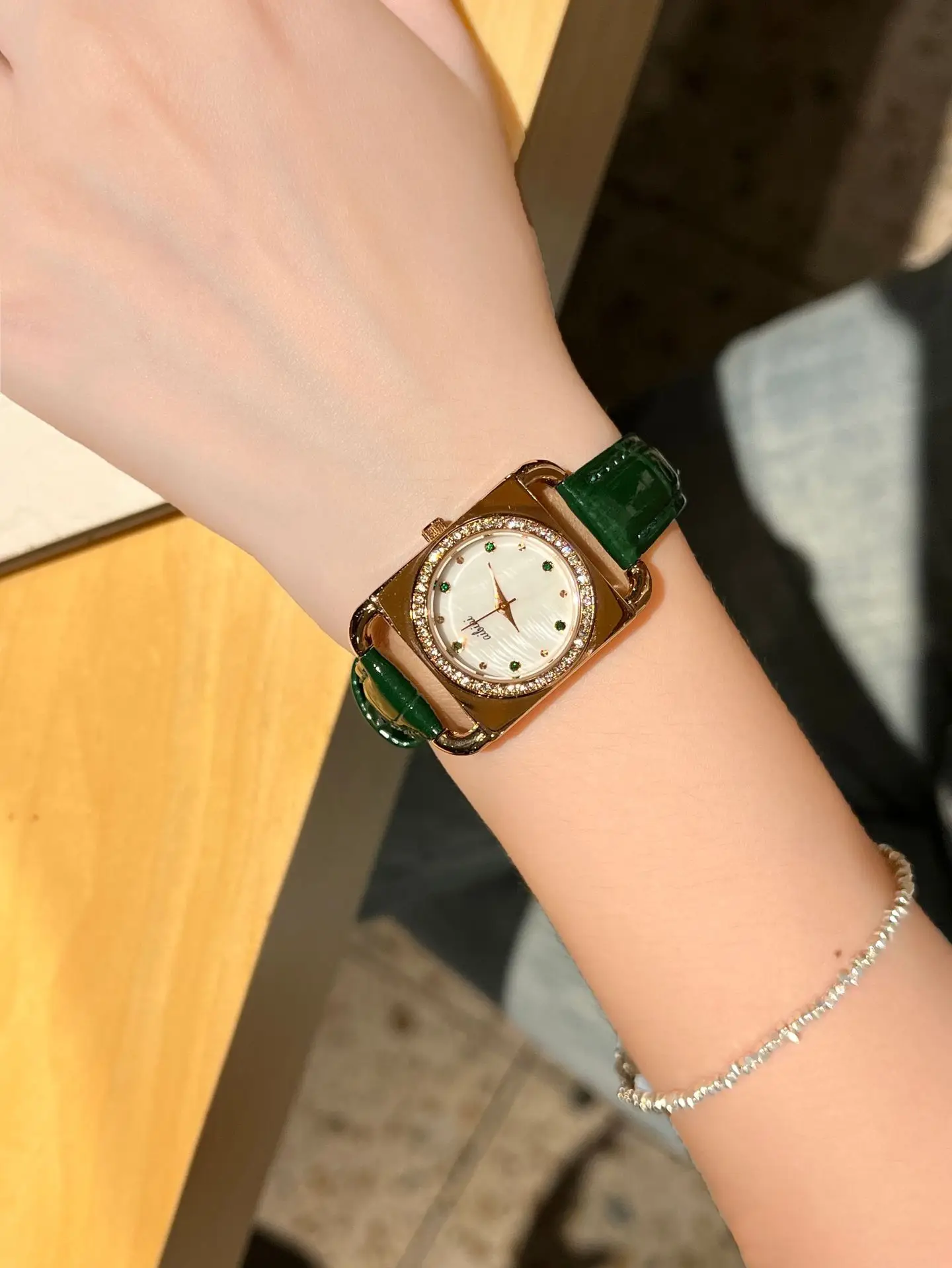 Luxury Green Leather Watch for Women Square Design — feature 6