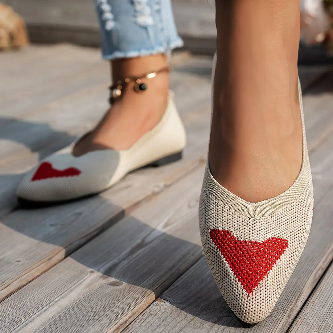 2025 New European and American Large Size Pointed Toe Flat Bottom Sweet Love Shoes Women's Beanie Shoes Casual Shoes — feature 1