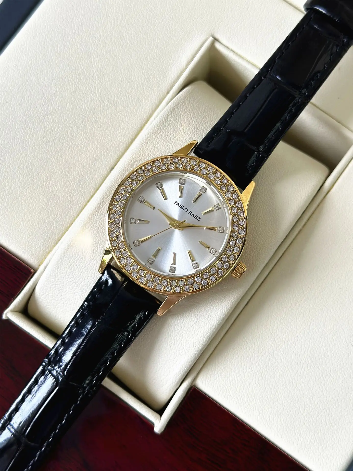 Luxury Full Diamond Women's Watch Gold Black Strap — feature 11