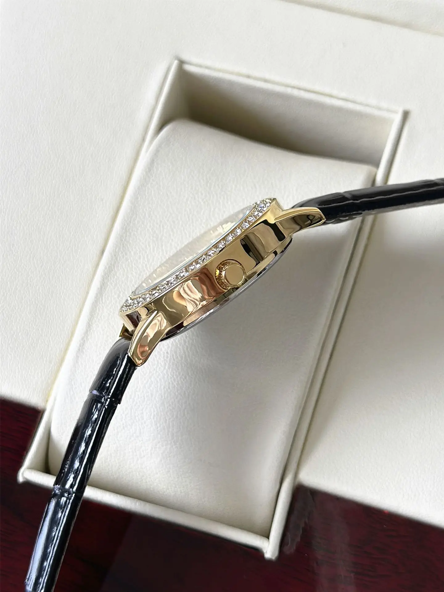 Luxury Full Diamond Women's Watch Gold Black Strap — feature 14