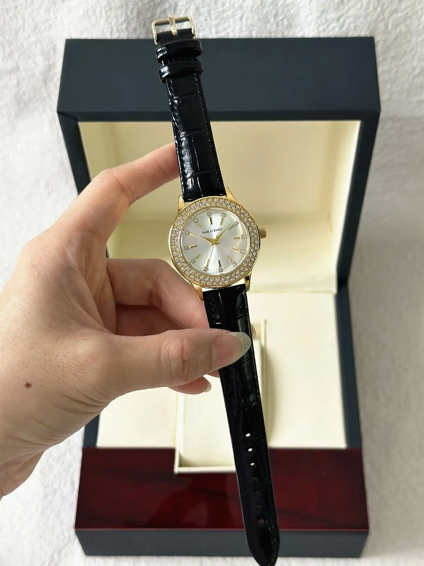 Luxury Full Diamond Women's Watch Gold Black Strap — feature 17