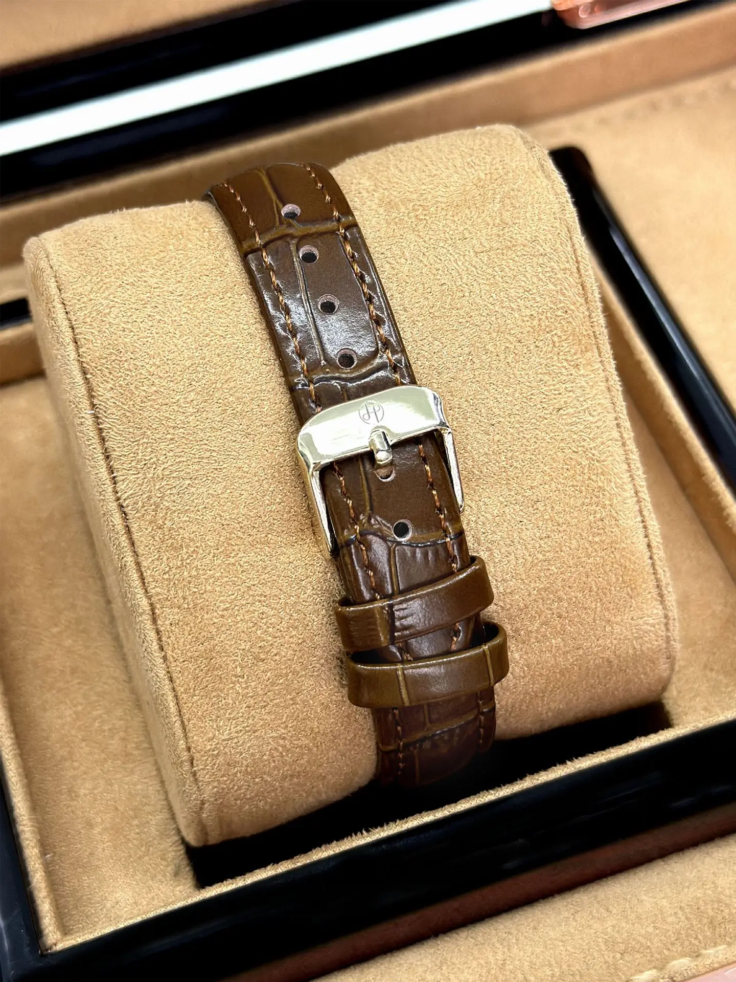 Luxury Full Diamond Women's Watch Gold Black Strap — feature 21