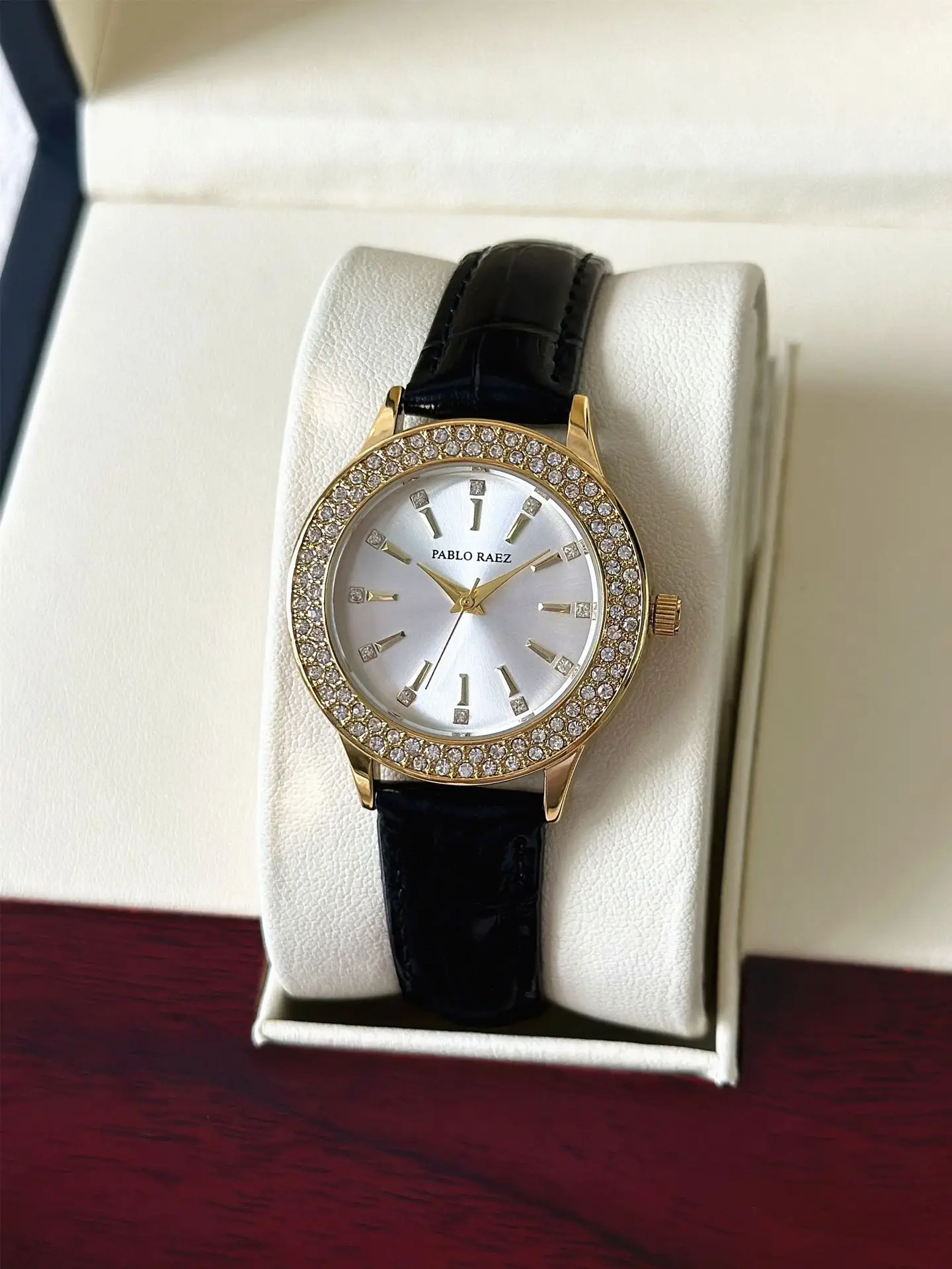 Luxury Full Diamond Women's Watch Gold Black Strap — feature 8