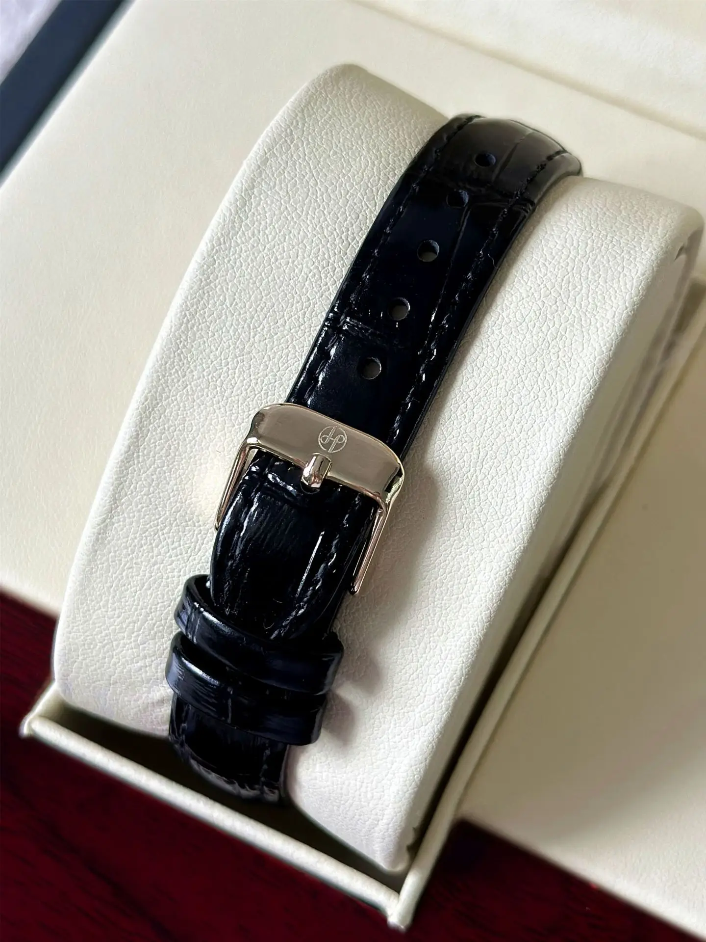 Luxury Full Diamond Women's Watch Gold Black Strap — feature 9