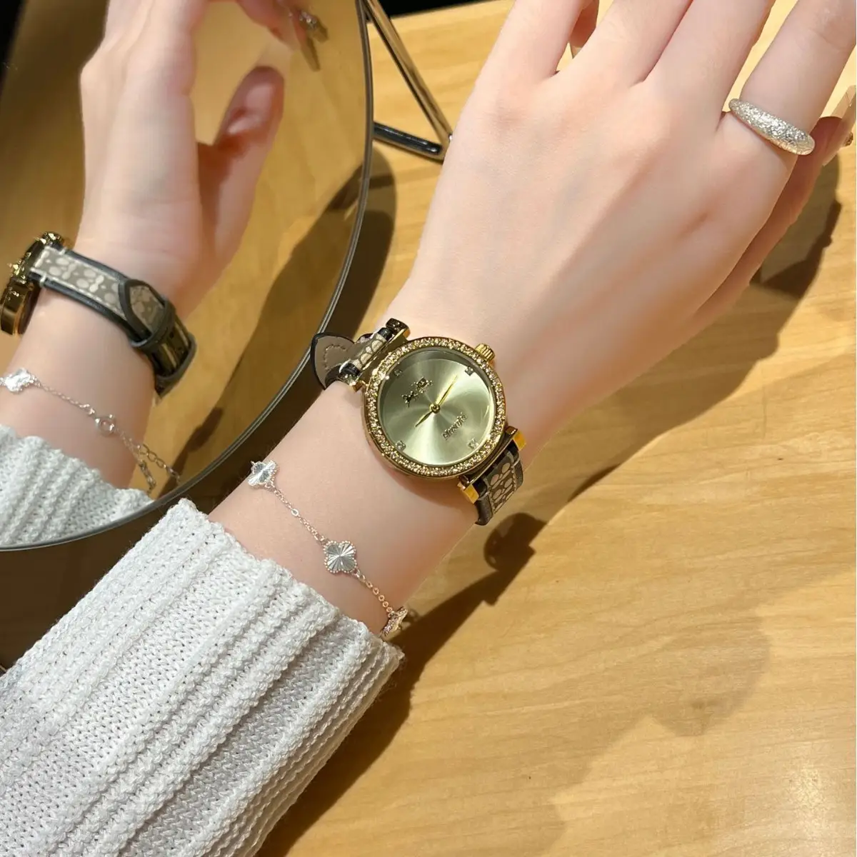 Gold Plated Women's Quartz Watch with Chain Strap - Image 5