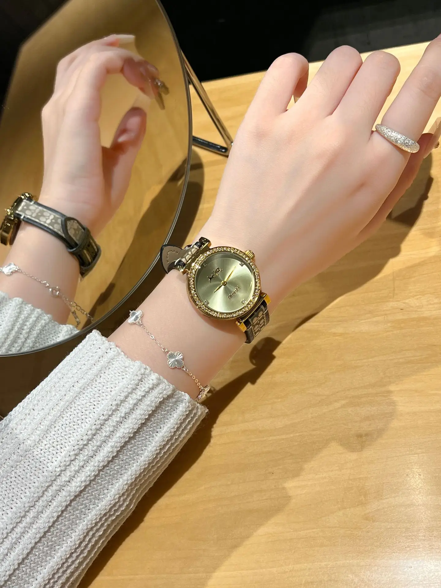 Gold Plated Women's Quartz Watch with Chain Strap — feature 4
