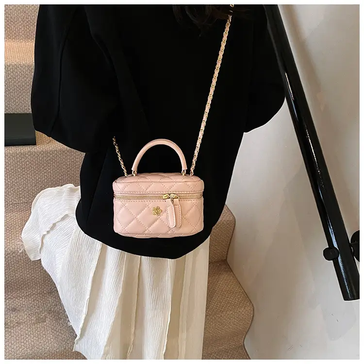 Black Quilted Chain Handbag for Women 2025 Spring — feature 17