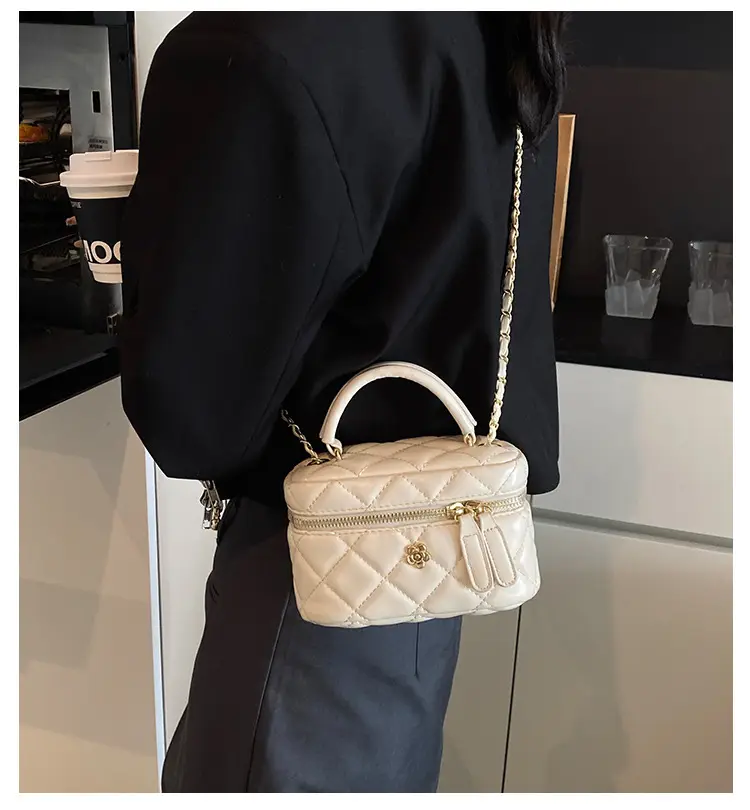Black Quilted Chain Handbag for Women 2025 Spring — feature 2