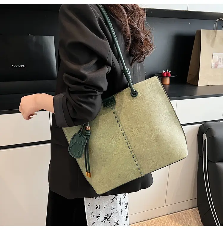 Women's Green Leather Shoulder Bag Large Capacity 2025 — feature 11