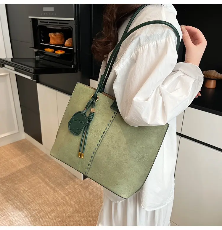 Women's Green Leather Shoulder Bag Large Capacity 2025 — feature 17