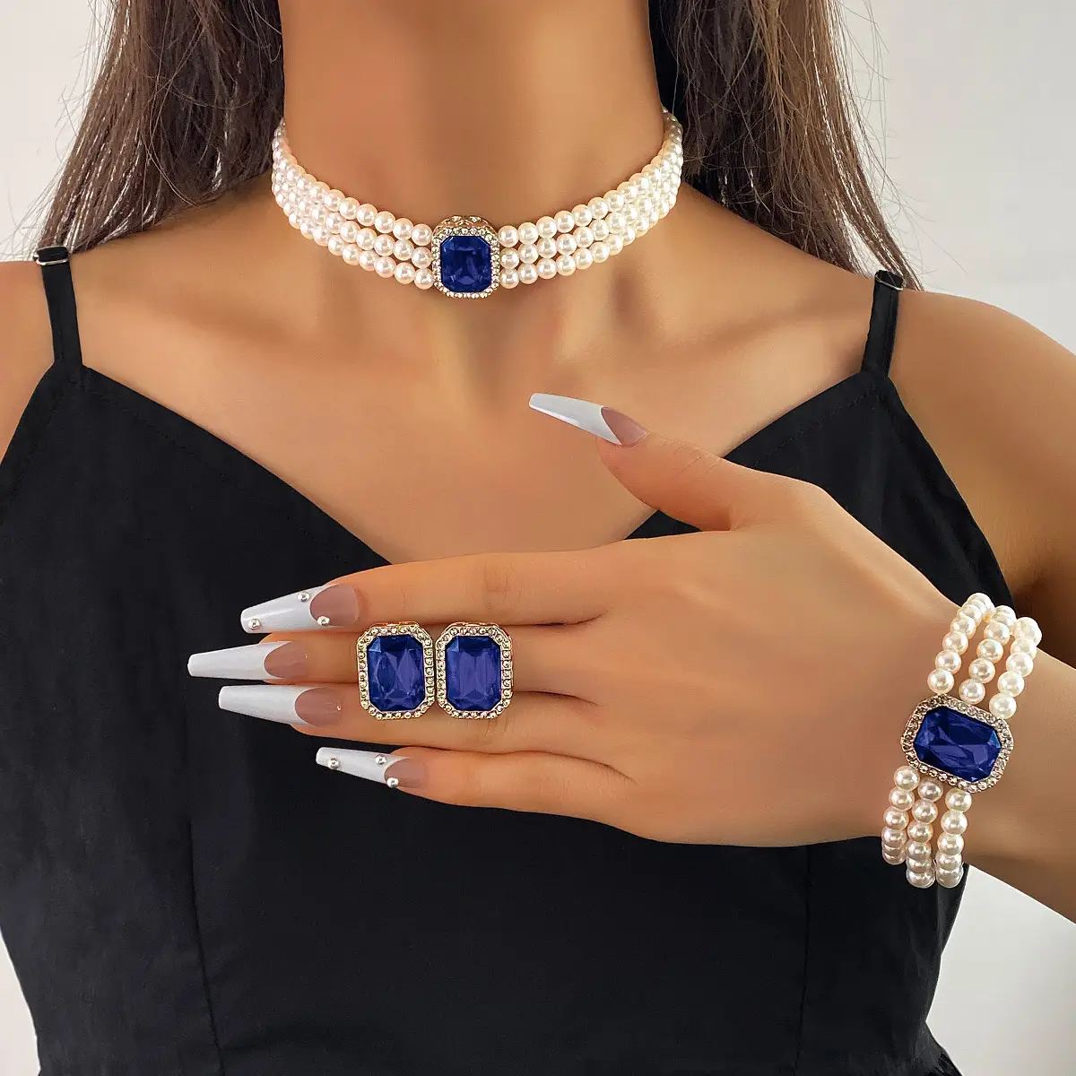 Luxury Multi-Layer Pearl Necklace Set with Black Gemstones - Image 4