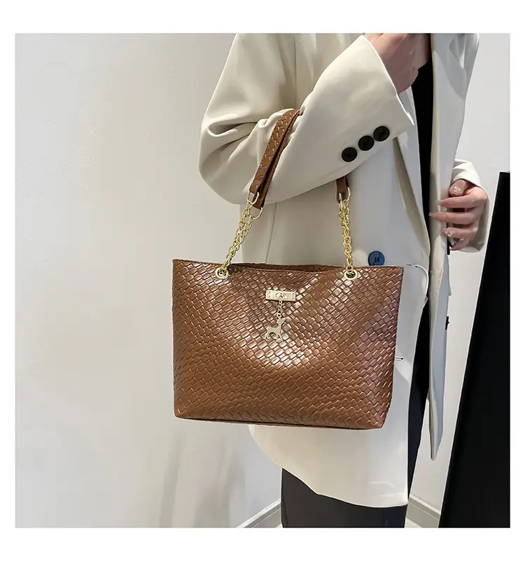 White Women's Shoulder Bag with Gold Chain & Pony Design — feature 15