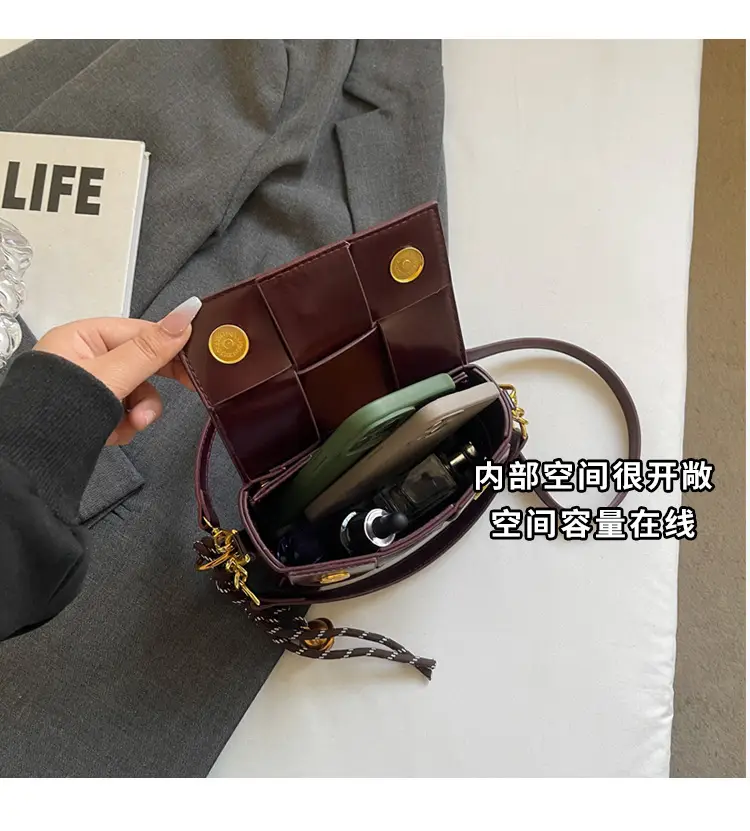 Women's Brown Leather Shoulder Bag with Gold Chain — feature 10