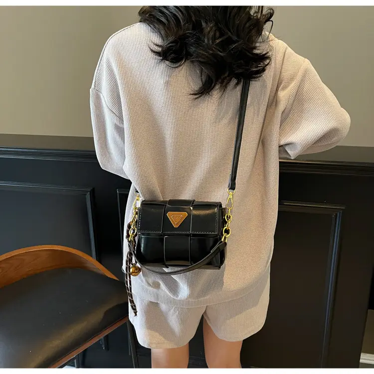 Women's Brown Leather Shoulder Bag with Gold Chain — feature 12