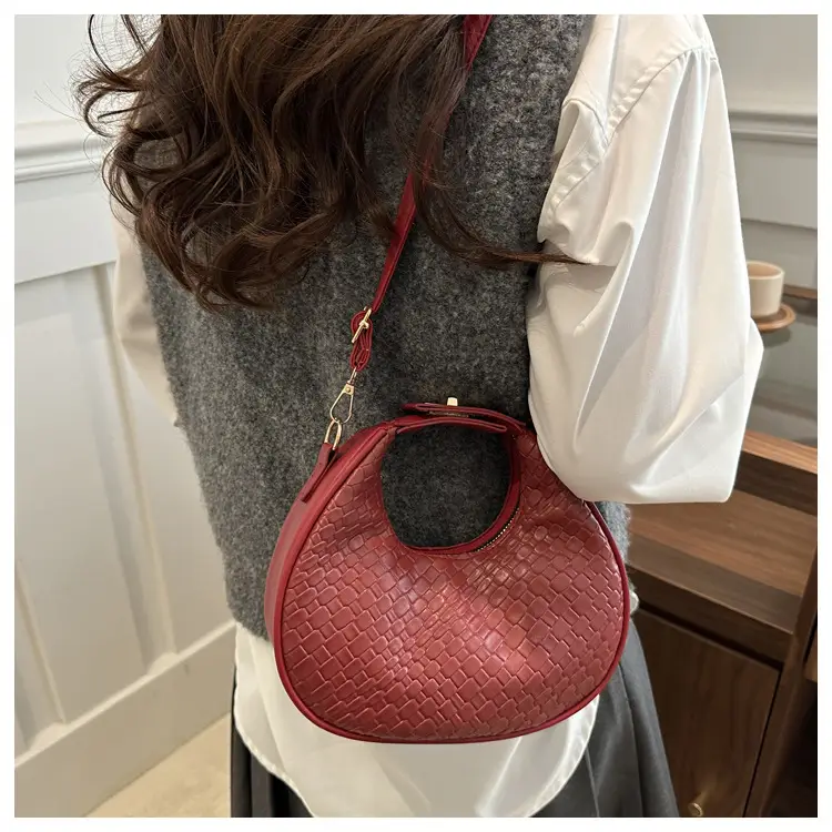 Brown Croc Texture Shoulder Bag for Women 2025 — feature 16