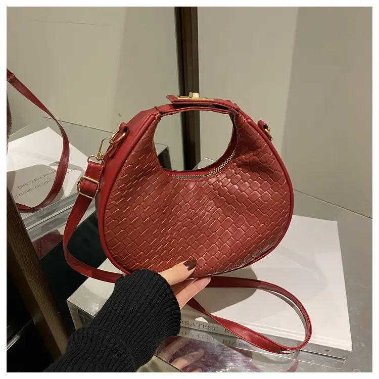 Brown Croc Texture Shoulder Bag for Women 2025 — feature 29