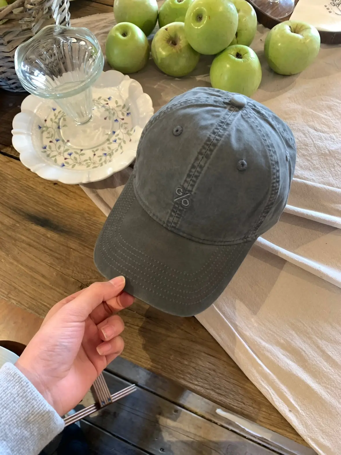 Women's Red Embroidered Cap with Curved Beige Plate - Image 2