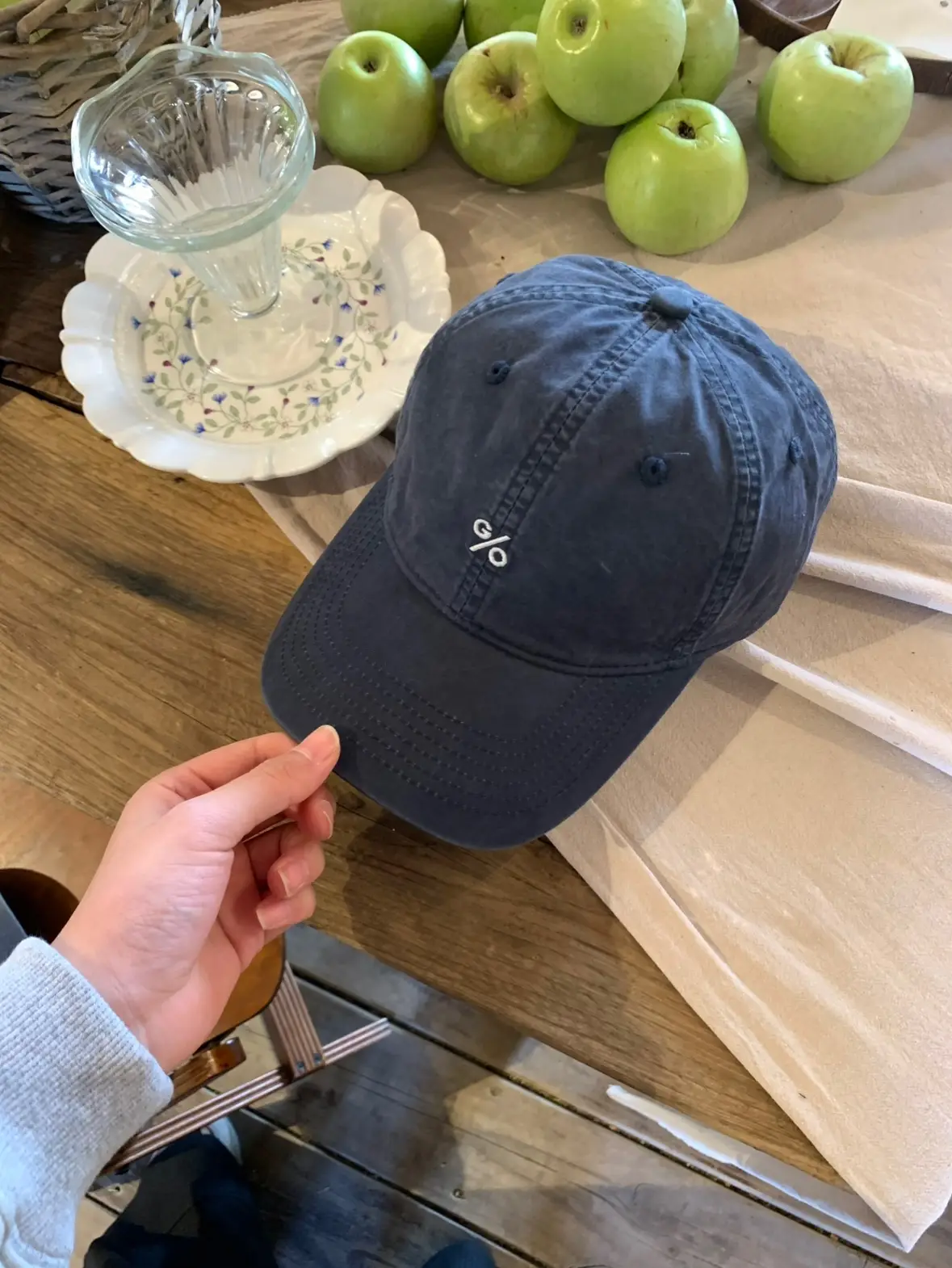 Women's Red Embroidered Cap with Curved Beige Plate - Image 3
