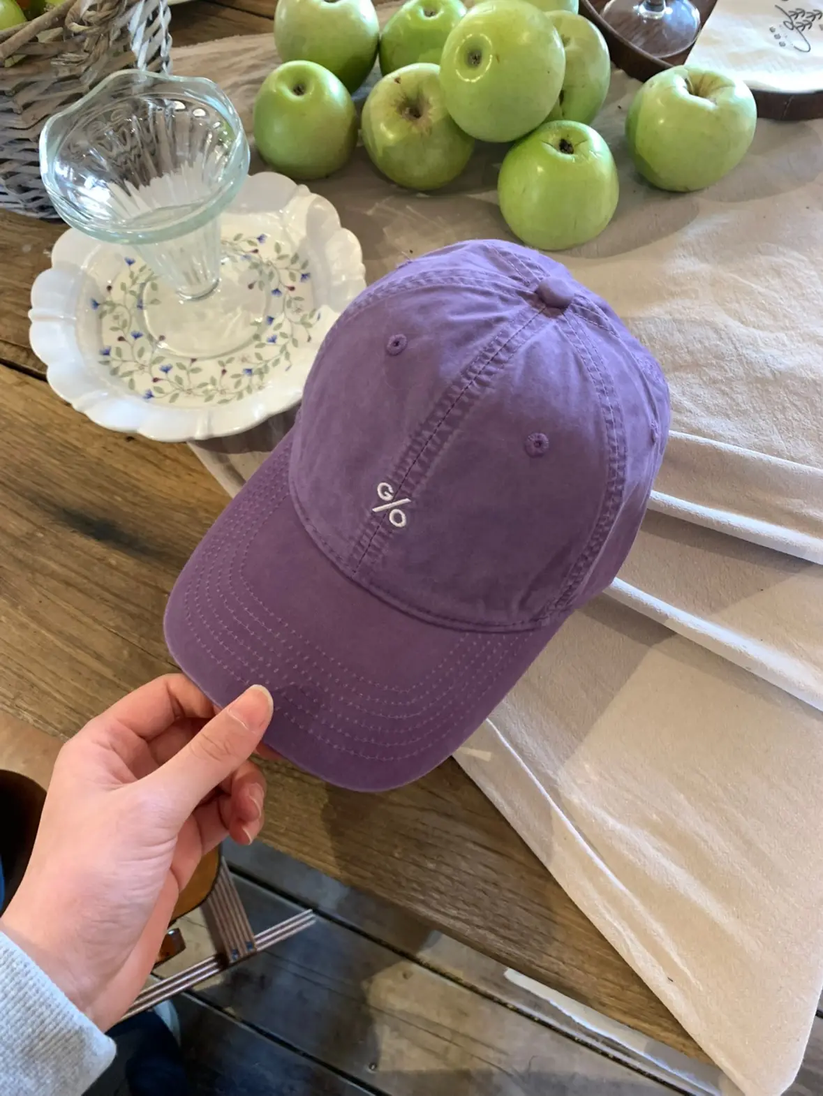 Women's Red Embroidered Cap with Curved Beige Plate - Image 4