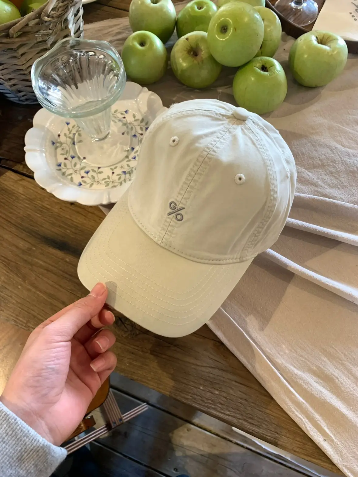 Women's Red Embroidered Cap with Curved Beige Plate - Image 5