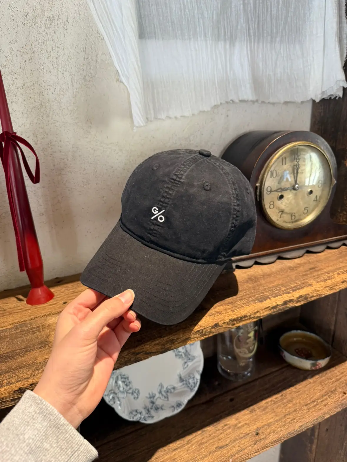 Women's Red Embroidered Cap with Curved Beige Plate - Image 6