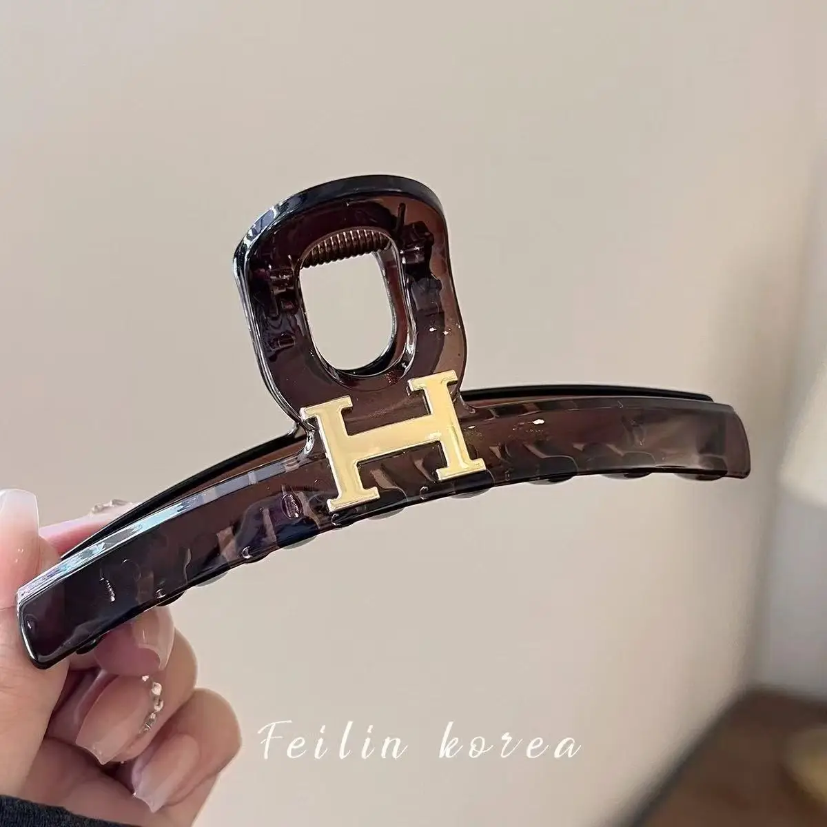 Retro Gold Shark Clip Hair Accessory for Women - Image 12
