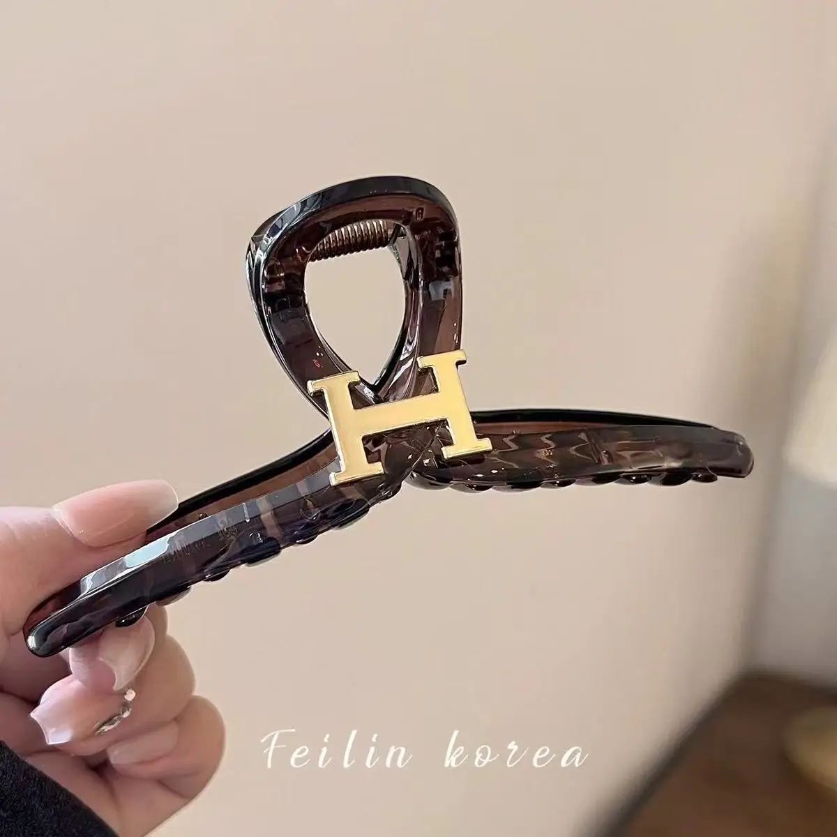 Retro Gold Shark Clip Hair Accessory for Women - Image 13
