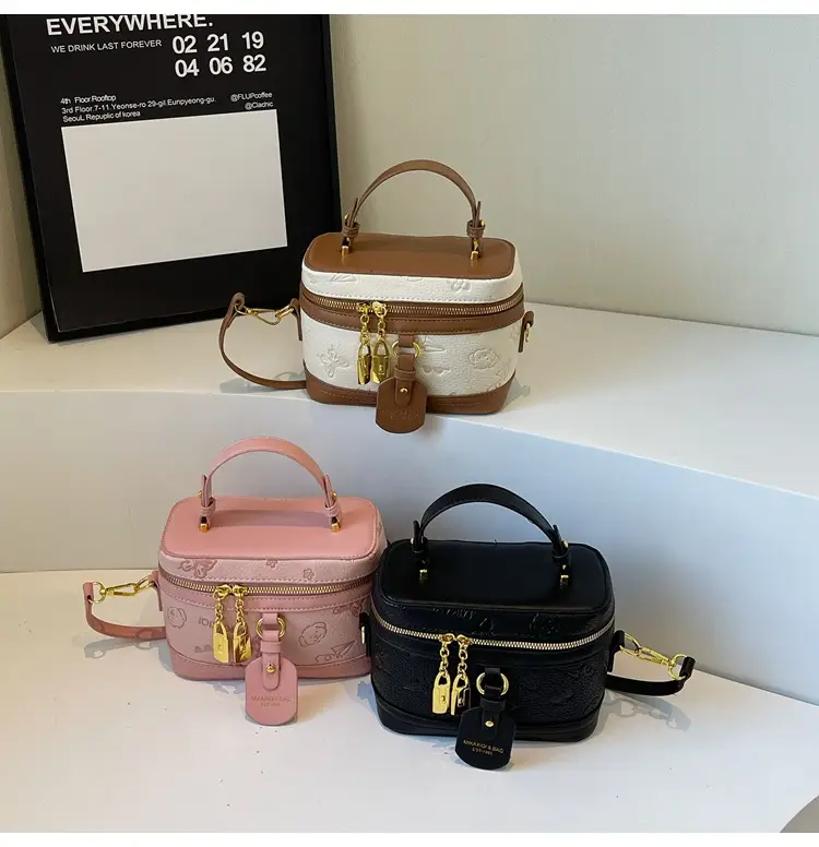 Women's Crossbody Leather Zipper Bag Tan Beige — feature 1
