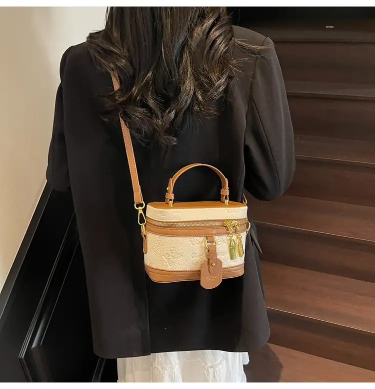 Women's Crossbody Leather Zipper Bag Tan Beige — feature 9